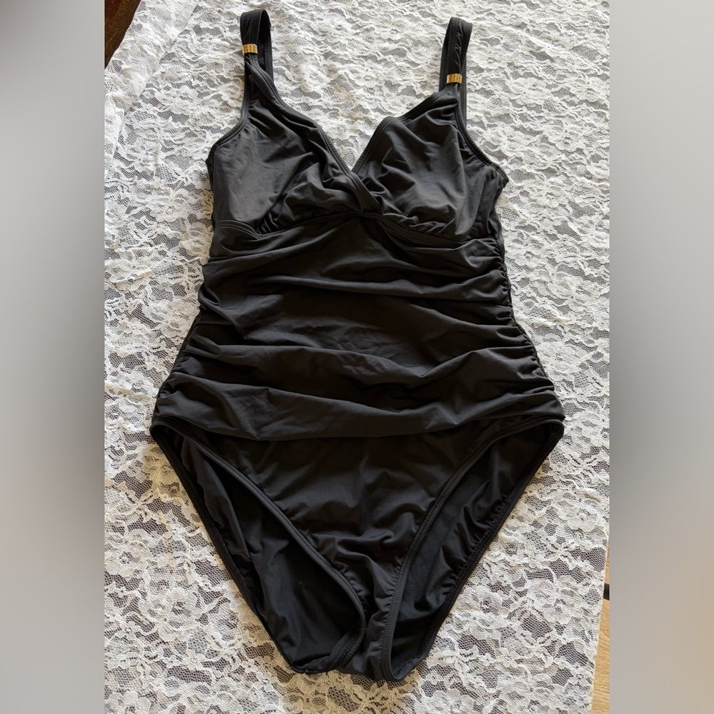 One piece Swimsuit
Lauren Ralph Lauren